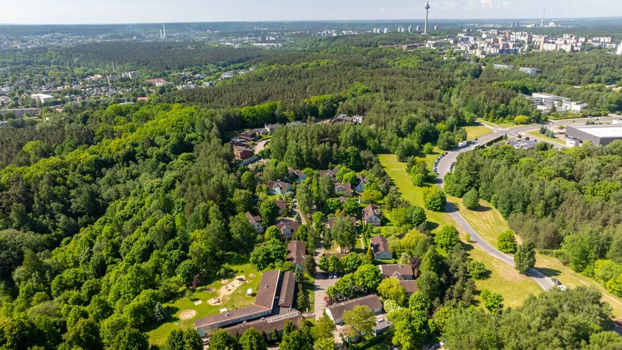 Ugdytoja skaito knygą darželio vaikams