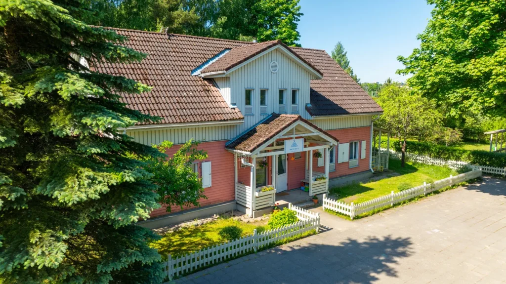 Privačios mokyklos ir darželio „Baltų šalis“ pastatas Vilniuje, Ozo g. 37