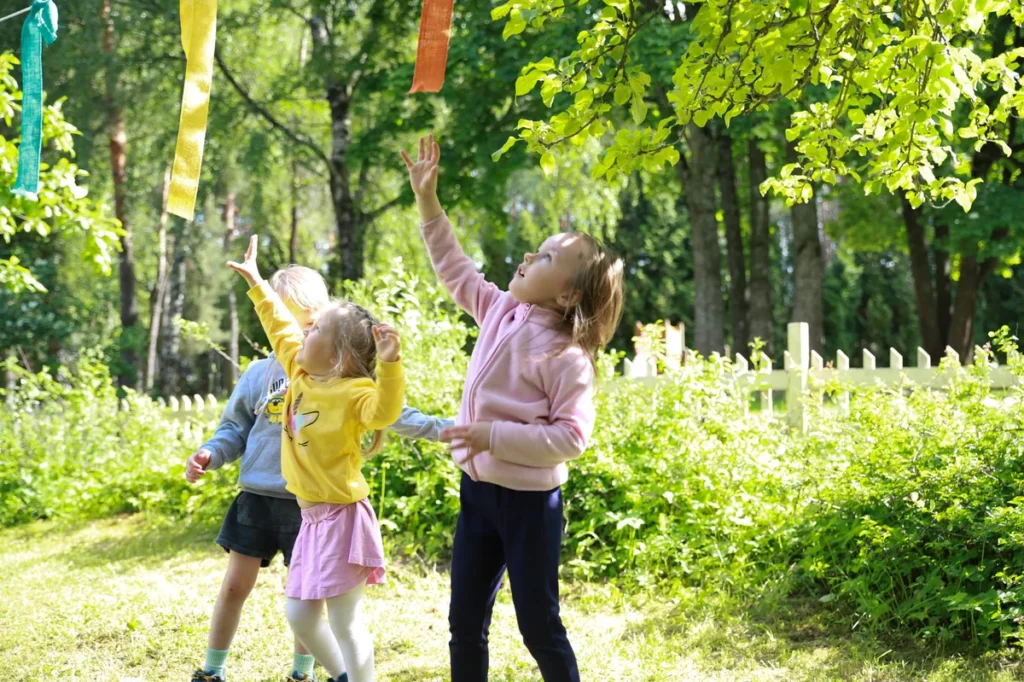 Vaikai lauke siekia spalvotų juostų — etnokultūrinė veikla „Baltų šalyje“